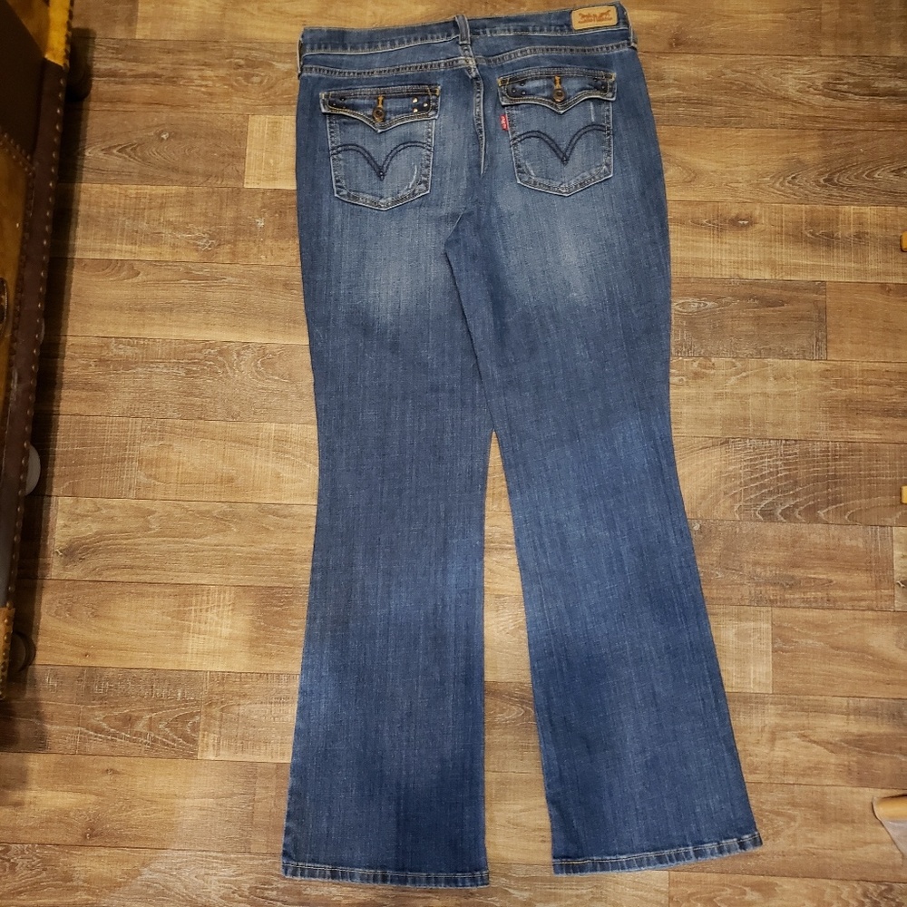 Levi's - Picture 2 of 3